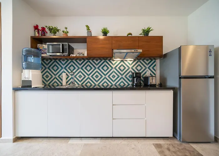 Modern 5th Floor - Rooftop Pool & Balcony Apartment *