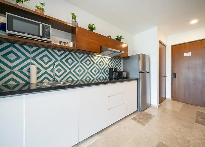 Modern 5th Floor - Rooftop Pool & Balcony