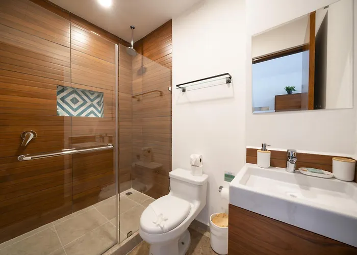 Modern 5th Floor - Rooftop Pool & Balcony