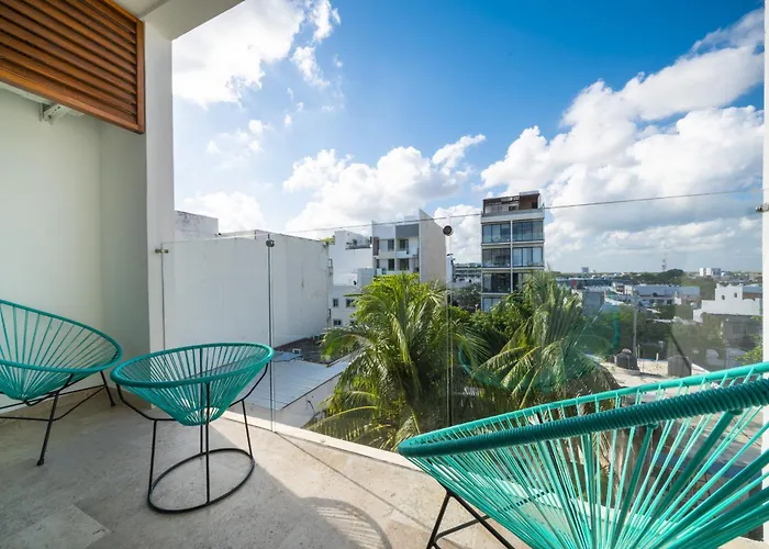 Modern 5th Floor - Rooftop Pool & Balcony Apartment