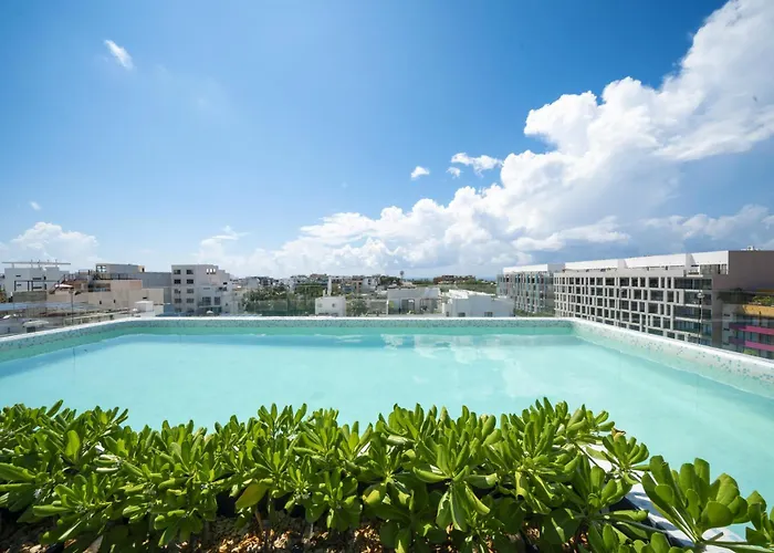 Modern 5th Floor - Rooftop Pool & Balcony Apartment *
