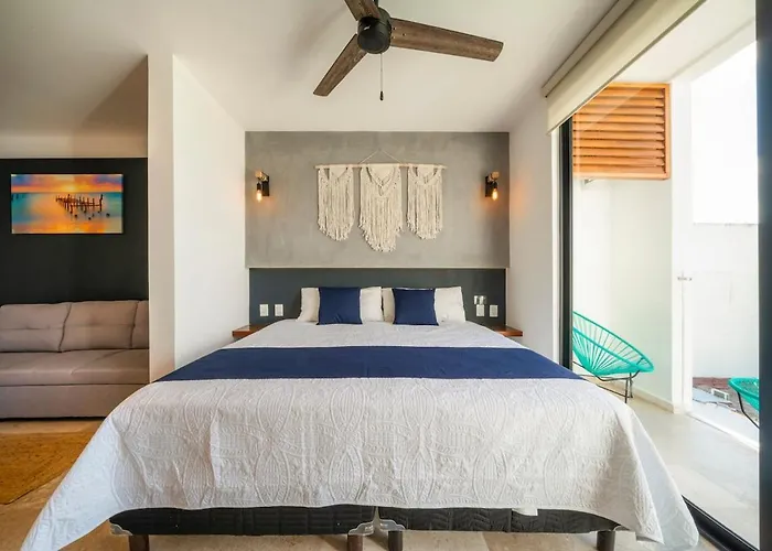 Modern 5th Floor - Rooftop Pool & Balcony Apartment *