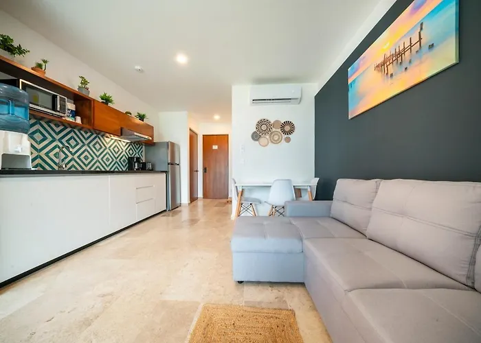Modern 5th Floor - Rooftop Pool & Balcony