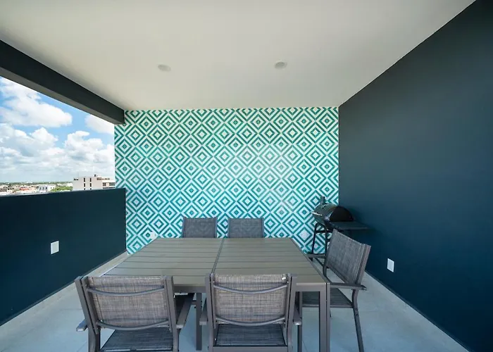 Modern 5th Floor - Rooftop Pool & Balcony Apartment