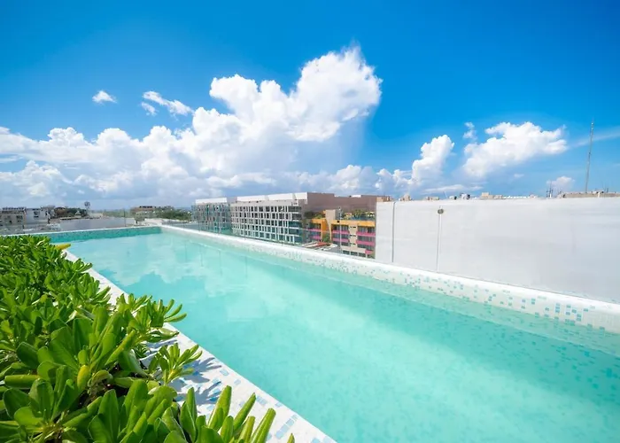 Modern 5th Floor - Rooftop Pool & Balcony Apartment *