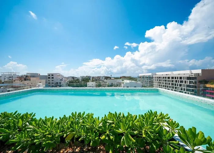 Modern 5th Floor - Rooftop Pool & Balcony Apartment *