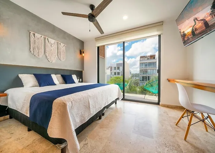 Modern 5th Floor - Rooftop Pool & Balcony Apartment *