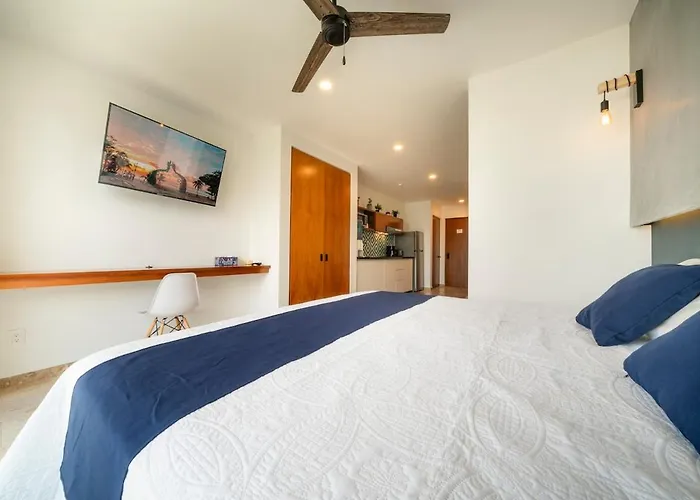Modern 5th Floor - Rooftop Pool & Balcony *