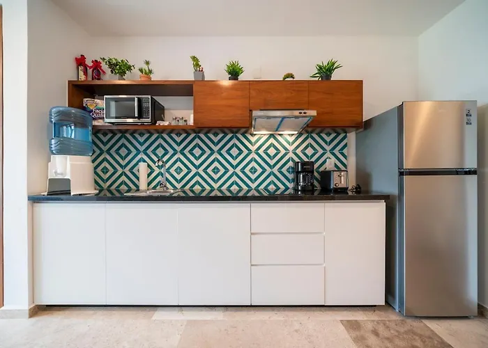 Modern 5th Floor - Rooftop Pool & Balcony Apartment